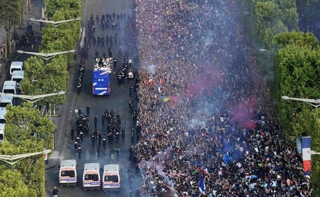Autobús de la selección francesa recorriendo las calles de París