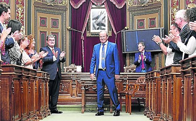 Barkala es despedido por el equipo de gobierno municipal y por la oposición, ayer en el Ayuntamiento de Bilbao.