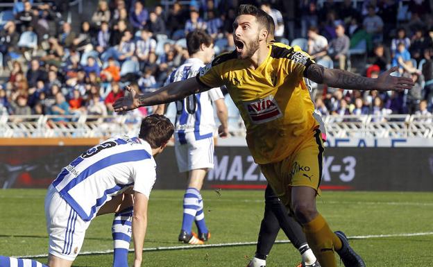 Bastón celebra un tanto ante la Real Sociedad, en su etapa en el Eibar. 