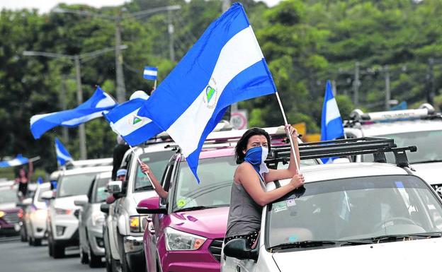 Manifestantes antigubernamentales participan en una caravana para exigir el fin de la violencia en la localidad de Ticuantepe. 