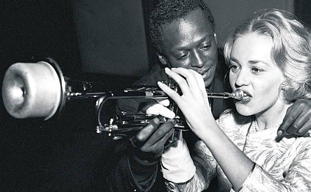 El trompetista, con Jeanne Moreau en la grabación de la banda sonora de 'Ascensor para el cadalso' (1958), de Louis Malle. 