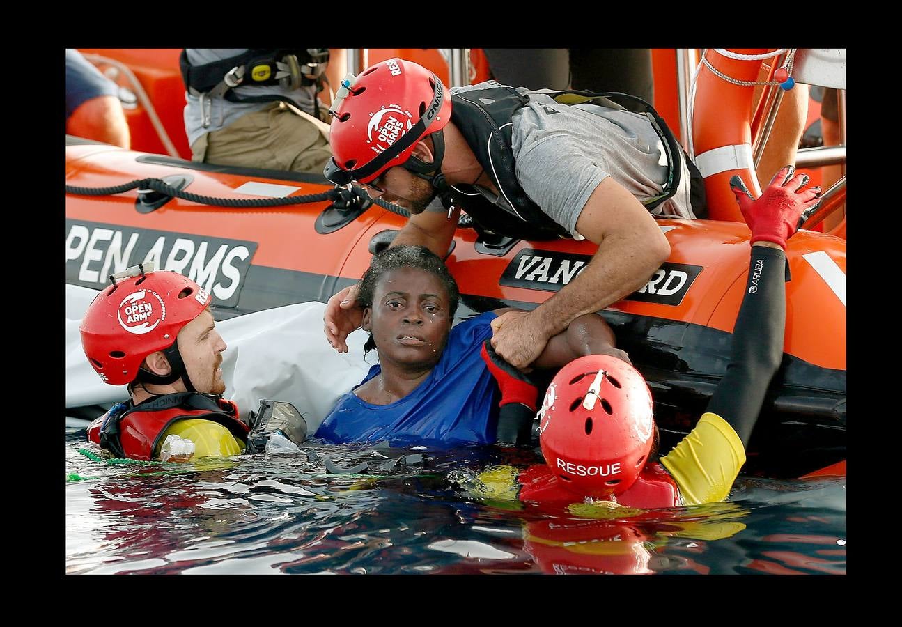 Fotos: Proactiva Open Arms denuncia que los guardacostas libios dejaron morir a una mujer y un niño tras hundir su embarcación