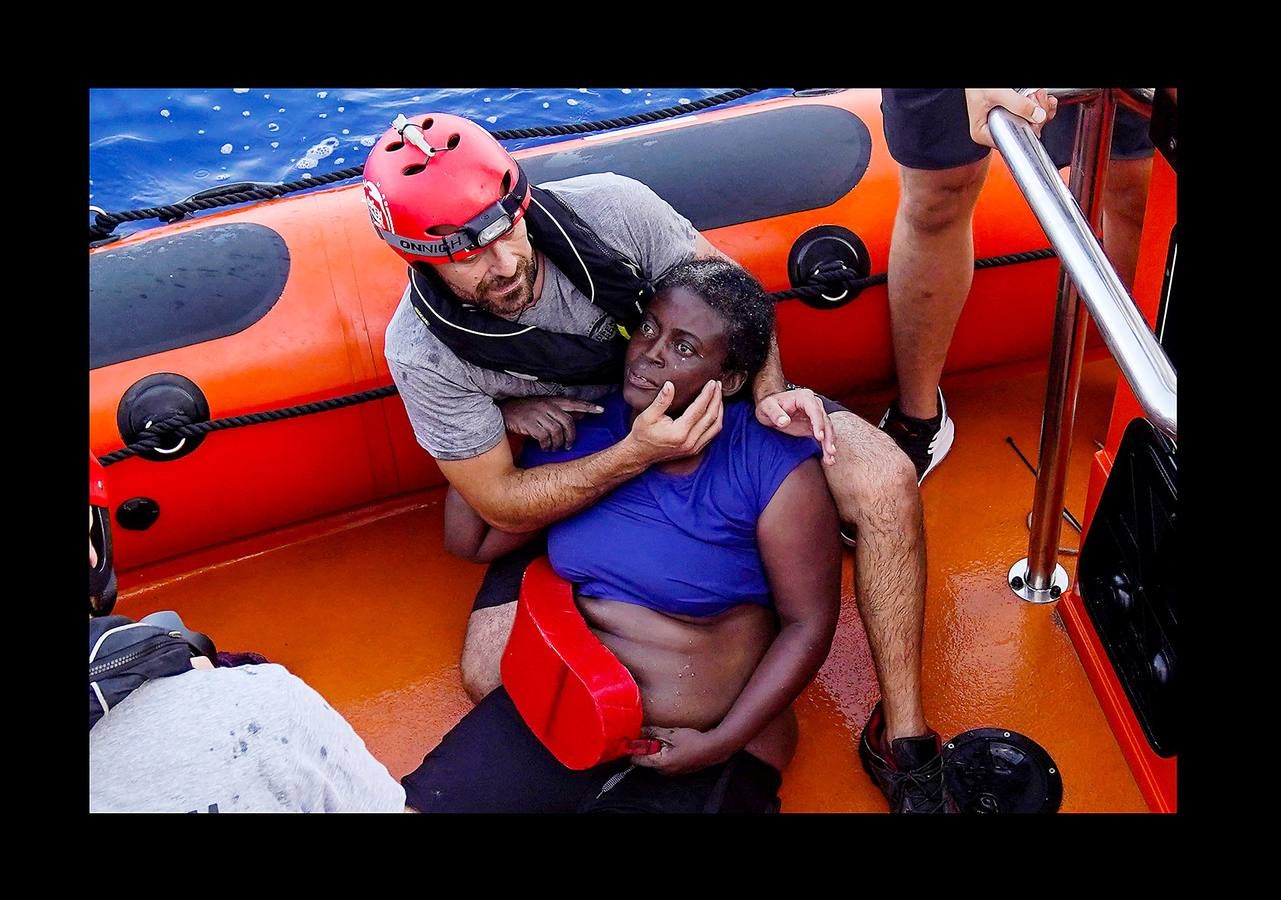 Fotos: Proactiva Open Arms denuncia que los guardacostas libios dejaron morir a una mujer y un niño tras hundir su embarcación