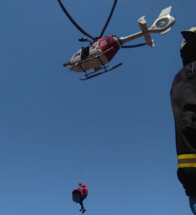 Imagen principal - Un momento de la operación de rescate. 