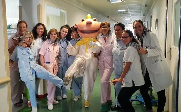 Jolín posa con parte del equipo sanitario de la planta de pediatría de Cruces, donde le esperaban revolucionados. 