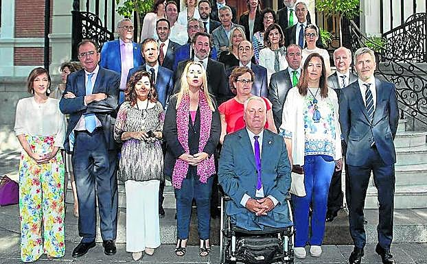 El ministro Fernando Grande Marlaska (abajo a la derecha) se reunió el mes pasado con una veintena de colectivos de víctimas.