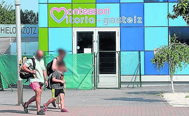 En el cartel de la fachada ya no aparece 'Montessori School'. 