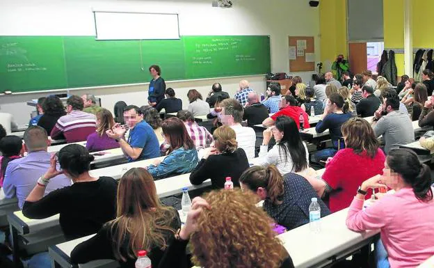 Participantes en una oposición de Osakidetza se preparan para hacer el examen el pasado 12 de mayo en Vitoria.