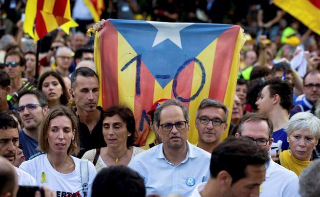 Miles de personas, entre ellas Quim Torra, claman en Barcelona por libertad de presos.