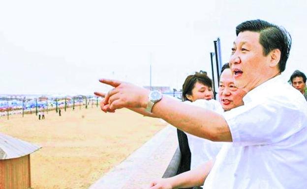 El presidente Xi Jinping visita una playa china. 