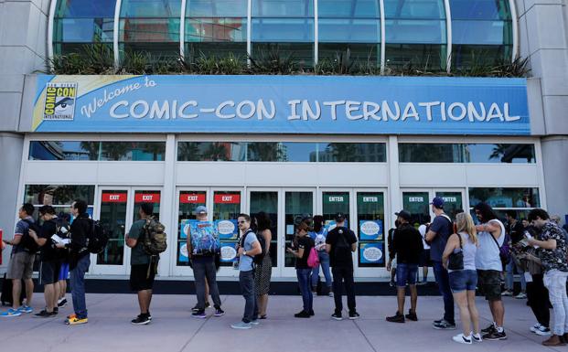 Varias personas hacen cola antes de entrar en la Comic-Con de San Diego. 