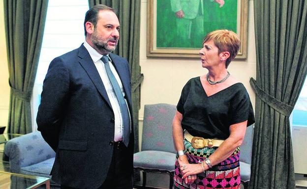 José Luis Ábalos y Arantxa Tapia conversan antes de la reunión de ayer en el Ministerio de Fomento.