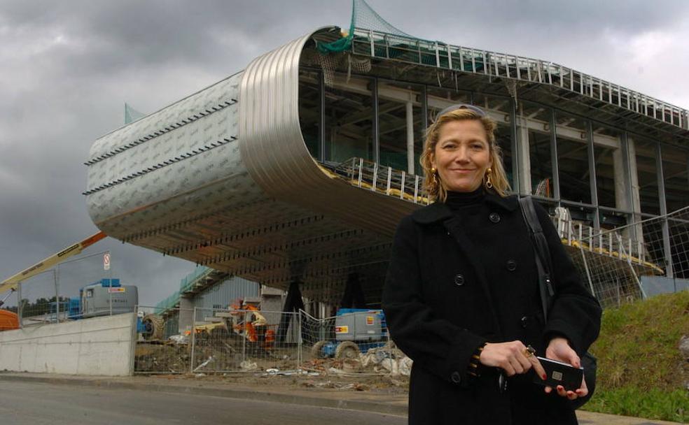 Inés Anitua, ante las obras de construcción del centro de innovación de la automoción en Boroa (Amorebieta).