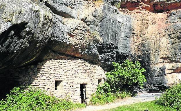 La hermita se encuentra incrustrada a la roca.