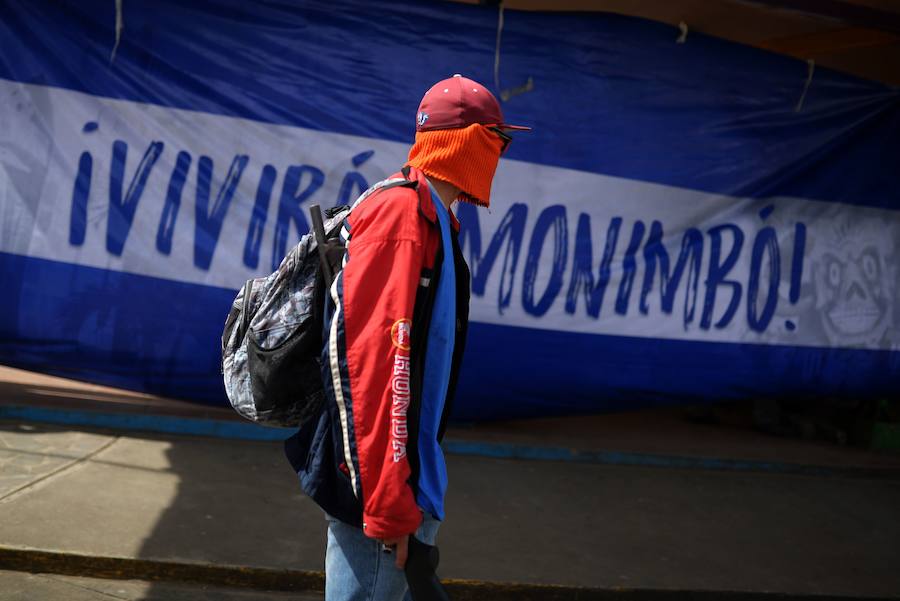 Un manifestante pasa frente a una bandera protesta en Nicaragua.