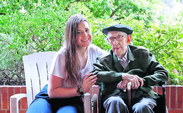 Un siglo. A Patricia le asombra la brillante memoria de Celedonio a sus 103 años. 