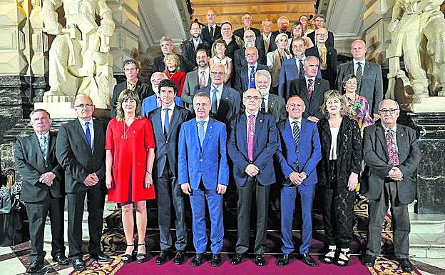 Representantes de las 21 instituciones presentes en el patronato del centenario de Euskaltzaindia posan en el Palacio foral. :