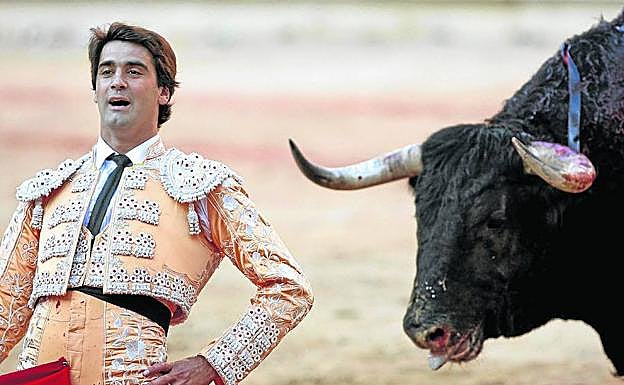El diestro dice que volverá a ponerse ante un toro para revitalizar la fiesta. La gente, por su parte, opina que regresa por dinero. 