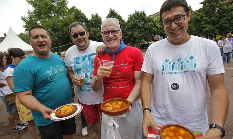 El multitudinario concurso de marmitako reúne a más de 4.300 personas. La música acompaña este evento desde el mediodía.