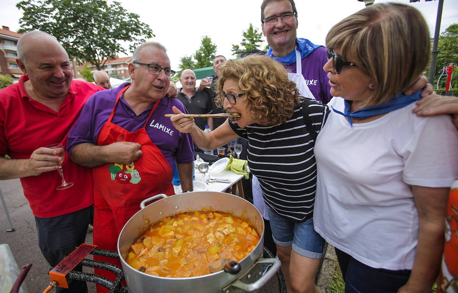 El multitudinario concurso de marmitako reúne a más de 4.300 personas. La música acompaña este evento desde el mediodía.