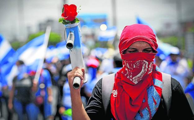 Un manifestante durante una marcha para exigir la liberación de los arrestados en las protestas. 