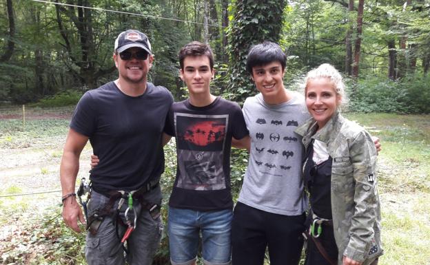 Matt Damon y Elsa Pataky, en el Parque de aventura Hontza Extrem de Otxandio.