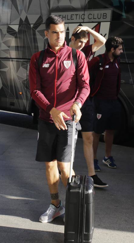 La expedición bilbaína ha partido del aeropuerto de Loiu a las diez de la mañana y aterrizará en Münster, Alemania, a una hora de su cuartel general