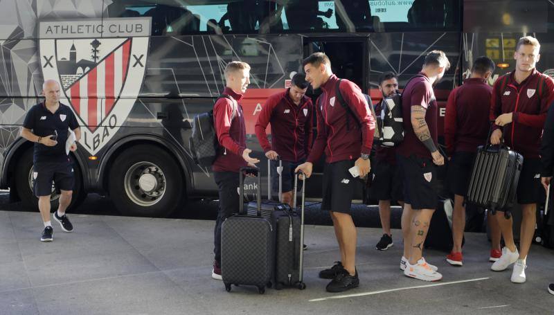 La expedición bilbaína ha partido del aeropuerto de Loiu a las diez de la mañana y aterrizará en Münster, Alemania, a una hora de su cuartel general