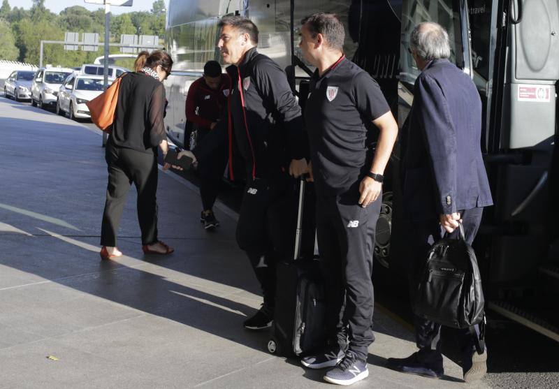 La expedición bilbaína ha partido del aeropuerto de Loiu a las diez de la mañana y aterrizará en Münster, Alemania, a una hora de su cuartel general