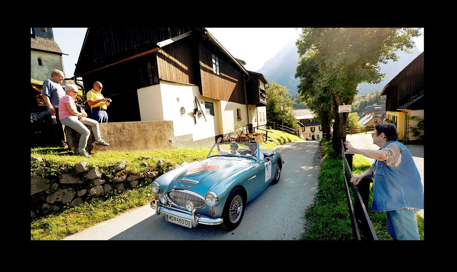 El «Ennstal Classic» es un rally-exhibición de coches deportivos construidos antes de 1973, que se celebra en las carreteras alpinas de Austria. En esta edición (la vigésimo sexta) han participado 238 equipos de 17 países, que han reunido automóviles de 51 marcas. Además, Porsche celebró el 70 aniversario del mítico 356 en el Rallye de este año. Con 43 coches, la marca de Stuttgart, que tiene sus raíces en el pueblo austríaco Gmünd, fue la más representada. Jaguar le sigue con 30, Alfa Romeo con 22 y Mercedes-Benz con 19; Ferrari participó con 10 coches. En el rally también han conducido estrellas del volante como Niki Lauda, Jackie Stewart, Sebastian Vettel, Patrick Dempsey y Brian Johnson.