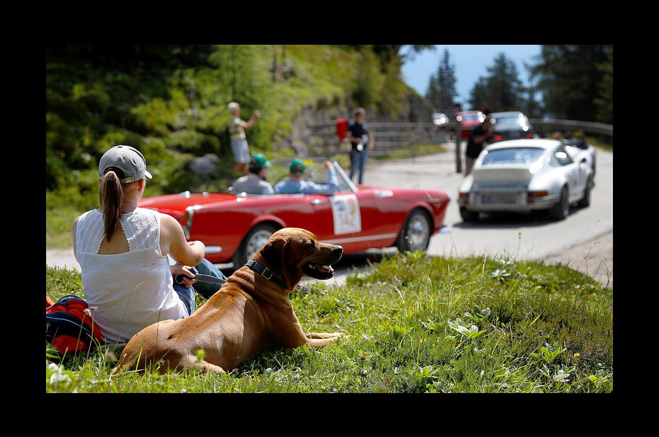 El «Ennstal Classic» es un rally-exhibición de coches deportivos construidos antes de 1973, que se celebra en las carreteras alpinas de Austria. En esta edición (la vigésimo sexta) han participado 238 equipos de 17 países, que han reunido automóviles de 51 marcas. Además, Porsche celebró el 70 aniversario del mítico 356 en el Rallye de este año. Con 43 coches, la marca de Stuttgart, que tiene sus raíces en el pueblo austríaco Gmünd, fue la más representada. Jaguar le sigue con 30, Alfa Romeo con 22 y Mercedes-Benz con 19; Ferrari participó con 10 coches. En el rally también han conducido estrellas del volante como Niki Lauda, Jackie Stewart, Sebastian Vettel, Patrick Dempsey y Brian Johnson.