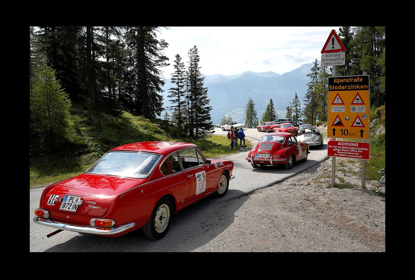 El «Ennstal Classic» es un rally-exhibición de coches deportivos construidos antes de 1973, que se celebra en las carreteras alpinas de Austria. En esta edición (la vigésimo sexta) han participado 238 equipos de 17 países, que han reunido automóviles de 51 marcas. Además, Porsche celebró el 70 aniversario del mítico 356 en el Rallye de este año. Con 43 coches, la marca de Stuttgart, que tiene sus raíces en el pueblo austríaco Gmünd, fue la más representada. Jaguar le sigue con 30, Alfa Romeo con 22 y Mercedes-Benz con 19; Ferrari participó con 10 coches. En el rally también han conducido estrellas del volante como Niki Lauda, Jackie Stewart, Sebastian Vettel, Patrick Dempsey y Brian Johnson.