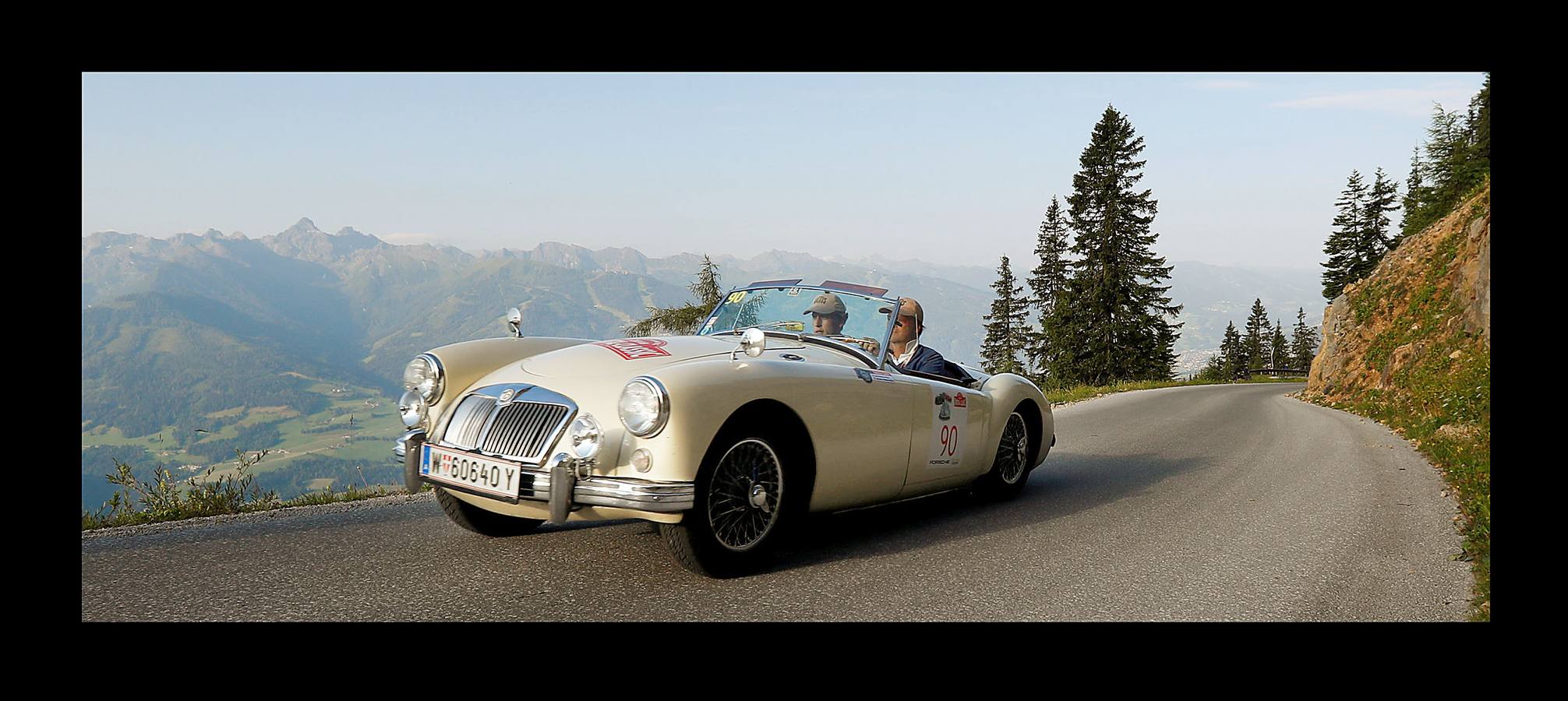 El «Ennstal Classic» es un rally-exhibición de coches deportivos construidos antes de 1973, que se celebra en las carreteras alpinas de Austria. En esta edición (la vigésimo sexta) han participado 238 equipos de 17 países, que han reunido automóviles de 51 marcas. Además, Porsche celebró el 70 aniversario del mítico 356 en el Rallye de este año. Con 43 coches, la marca de Stuttgart, que tiene sus raíces en el pueblo austríaco Gmünd, fue la más representada. Jaguar le sigue con 30, Alfa Romeo con 22 y Mercedes-Benz con 19; Ferrari participó con 10 coches. En el rally también han conducido estrellas del volante como Niki Lauda, Jackie Stewart, Sebastian Vettel, Patrick Dempsey y Brian Johnson.