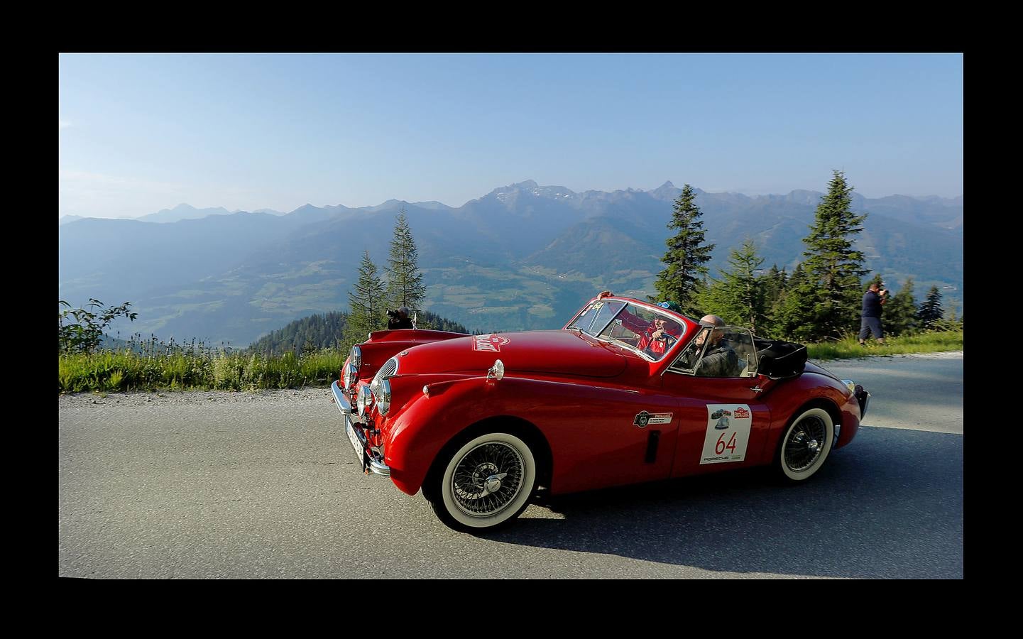 El «Ennstal Classic» es un rally-exhibición de coches deportivos construidos antes de 1973, que se celebra en las carreteras alpinas de Austria. En esta edición (la vigésimo sexta) han participado 238 equipos de 17 países, que han reunido automóviles de 51 marcas. Además, Porsche celebró el 70 aniversario del mítico 356 en el Rallye de este año. Con 43 coches, la marca de Stuttgart, que tiene sus raíces en el pueblo austríaco Gmünd, fue la más representada. Jaguar le sigue con 30, Alfa Romeo con 22 y Mercedes-Benz con 19; Ferrari participó con 10 coches. En el rally también han conducido estrellas del volante como Niki Lauda, Jackie Stewart, Sebastian Vettel, Patrick Dempsey y Brian Johnson.