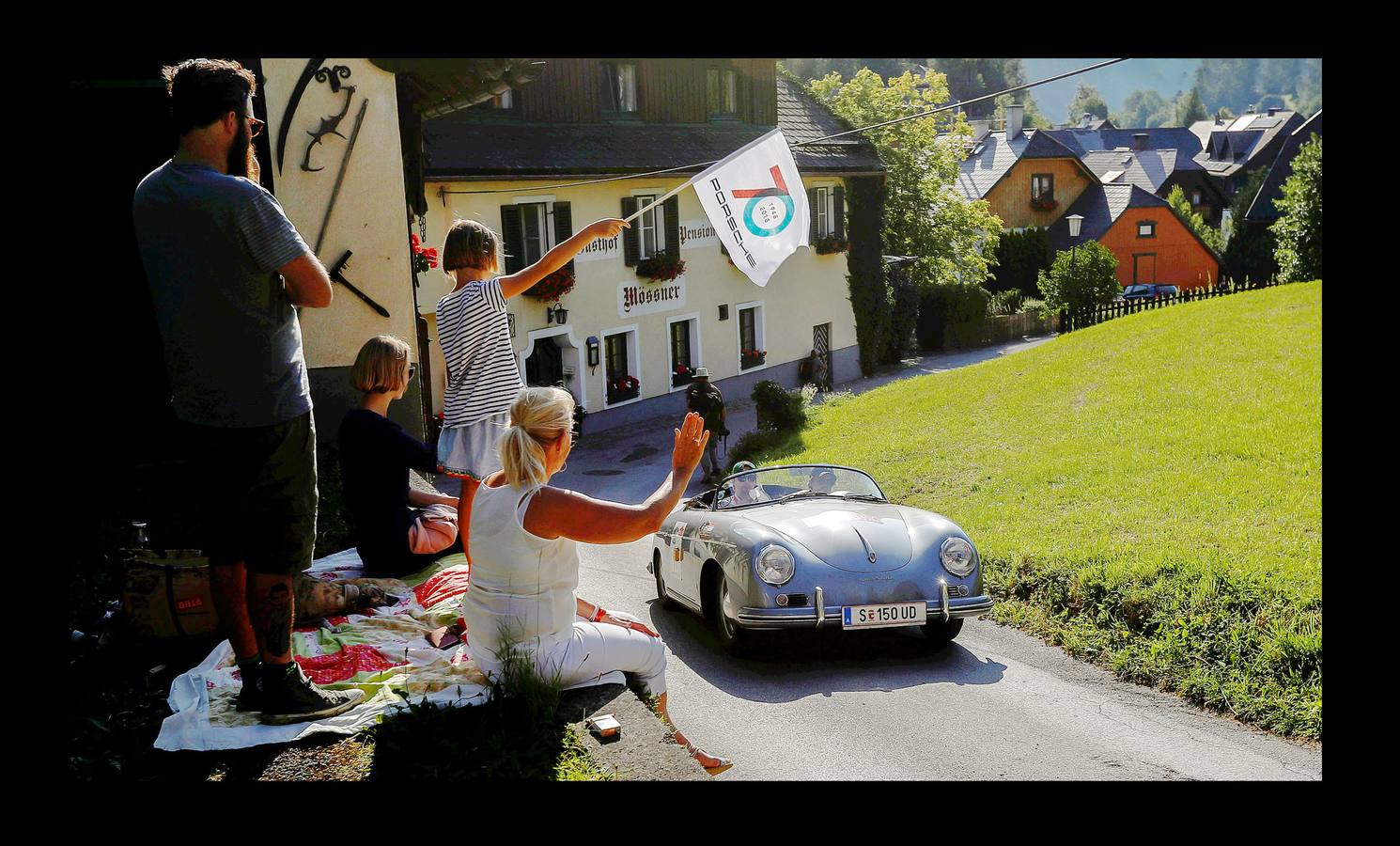 El «Ennstal Classic» es un rally-exhibición de coches deportivos construidos antes de 1973, que se celebra en las carreteras alpinas de Austria. En esta edición (la vigésimo sexta) han participado 238 equipos de 17 países, que han reunido automóviles de 51 marcas. Además, Porsche celebró el 70 aniversario del mítico 356 en el Rallye de este año. Con 43 coches, la marca de Stuttgart, que tiene sus raíces en el pueblo austríaco Gmünd, fue la más representada. Jaguar le sigue con 30, Alfa Romeo con 22 y Mercedes-Benz con 19; Ferrari participó con 10 coches. En el rally también han conducido estrellas del volante como Niki Lauda, Jackie Stewart, Sebastian Vettel, Patrick Dempsey y Brian Johnson.