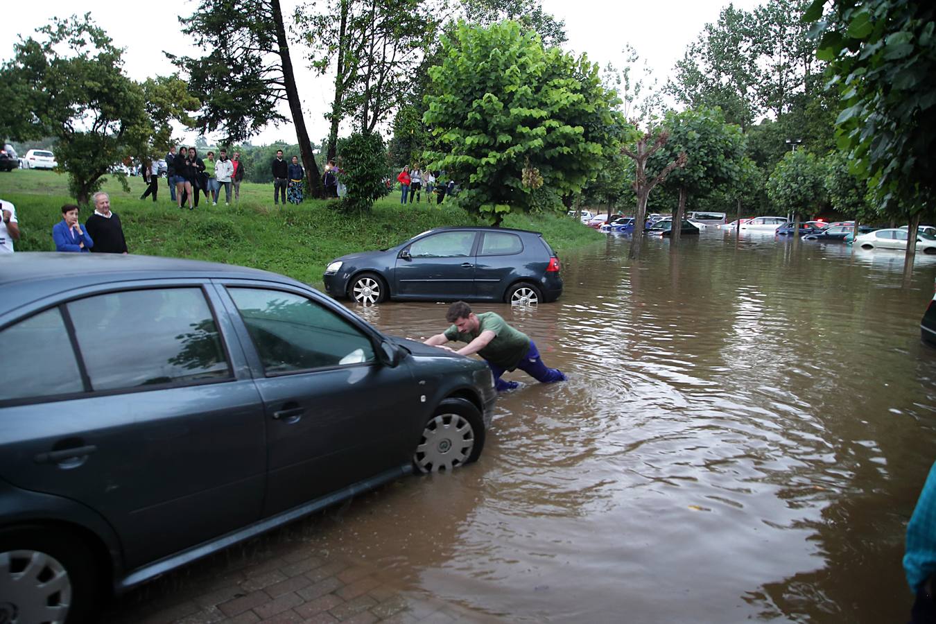 Más de 60 personas tratan de encontrar al responsable del aparcamiento de Rolaceña, donde una tromba de agua anegó todos los coches estacionados