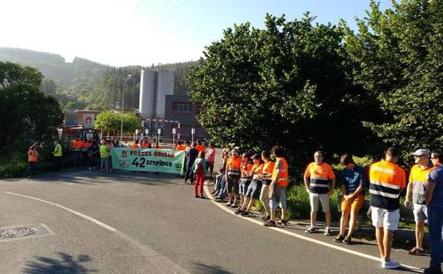 Protesta de la plantilla de Foseco ayer ante la entrada a la empresa de Izurtza. 