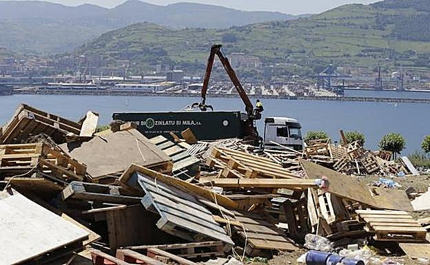Los trabajos para recoger los desperdicios se prolongarán, al menos, hasta el jueves. 