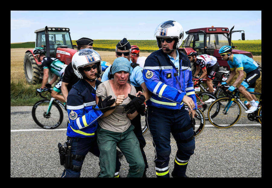 Fotos: Interrumpen durante 17 minutos la etapa del Tour por el lanzamiento de gases lacrimógenos