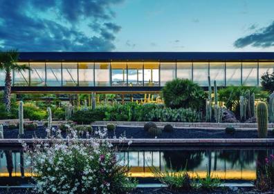 Imagen secundaria 1 - Arriba, casa de corcho. Llafranc, de Emiliano López. Abajo a la izquierda, Desert City. San Sebastián de los Reyes. Abajo a la derecha, vivienda colectiva. Pamplona, de J. Larraz.