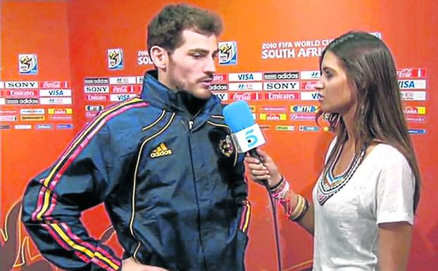 Sara Carbonero entrevista a Iker Casillas en el Mundial de Sudáfrica que España ganó... aunque algunos también lo ponen en duda.