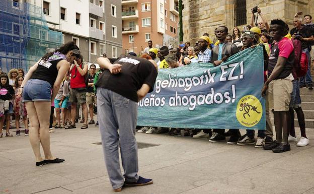 La marcha hasta Bilbao la Vieja denunció ayer la falta institucional de apoyo a los migrantes.