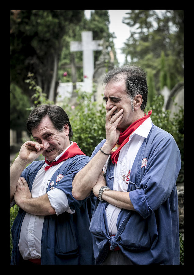 La ofrenda floral, las dianas, la carrera de barricas, las vaquillas... Un sinfín de actividades han servido para divertir a los vitorianos durante este 25 de julio