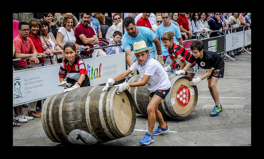 La ofrenda floral, las dianas, la carrera de barricas, las vaquillas... Un sinfín de actividades han servido para divertir a los vitorianos durante este 25 de julio