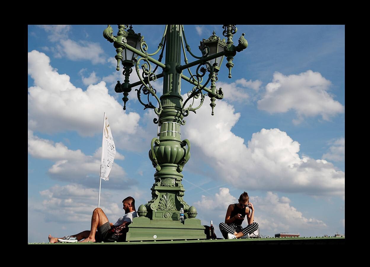 En sus orígenes, cuando Budapest era una de las capitales del Imperio Habsburgo, el Puente de la Libertad era conocido como el de Francisco José, en honor al emperador. En la actualidad, esta obra de hierro fundido de 333 metros de longitud y 21 de ancho, que se eleva sobre el Danubio con su peculiar color verde, es uno de los más populares de la capital húngara y también el más corto. Desde su restauración el año pasado, todos los fines de semana del verano es ocupado por centenares de peatones que disfrutan de actividades como conciertos, actuaciones callejeras e incluso prácticas colectivas de yoga.