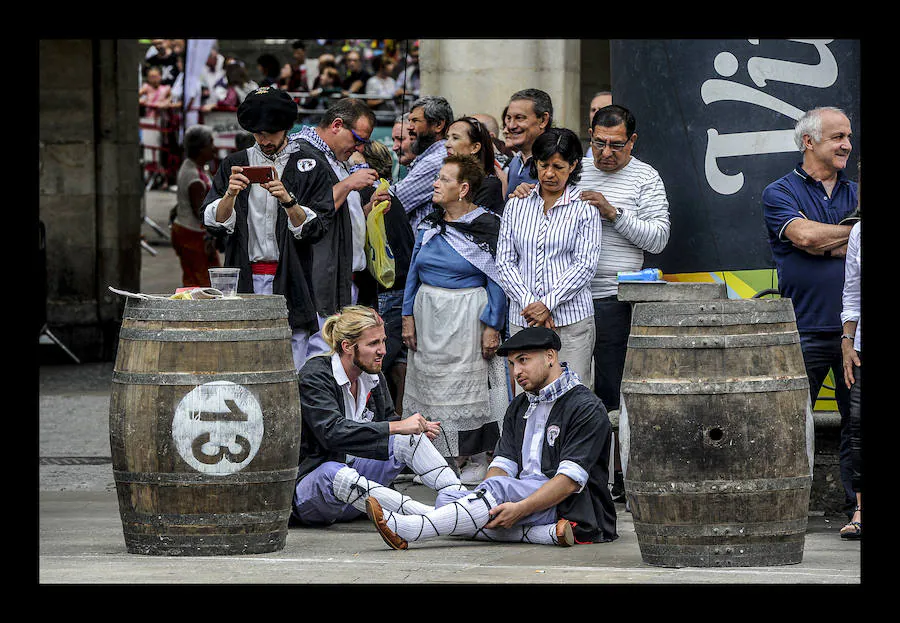 La ofrenda floral, las dianas, la carrera de barricas, las vaquillas... Un sinfín de actividades han servido para divertir a los vitorianos durante este 25 de julio