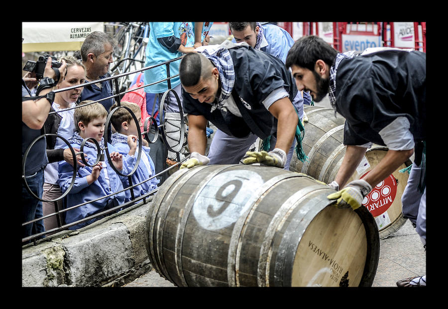 La ofrenda floral, las dianas, la carrera de barricas, las vaquillas... Un sinfín de actividades han servido para divertir a los vitorianos durante este 25 de julio