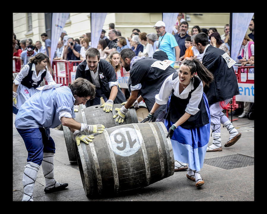 La ofrenda floral, las dianas, la carrera de barricas, las vaquillas... Un sinfín de actividades han servido para divertir a los vitorianos durante este 25 de julio