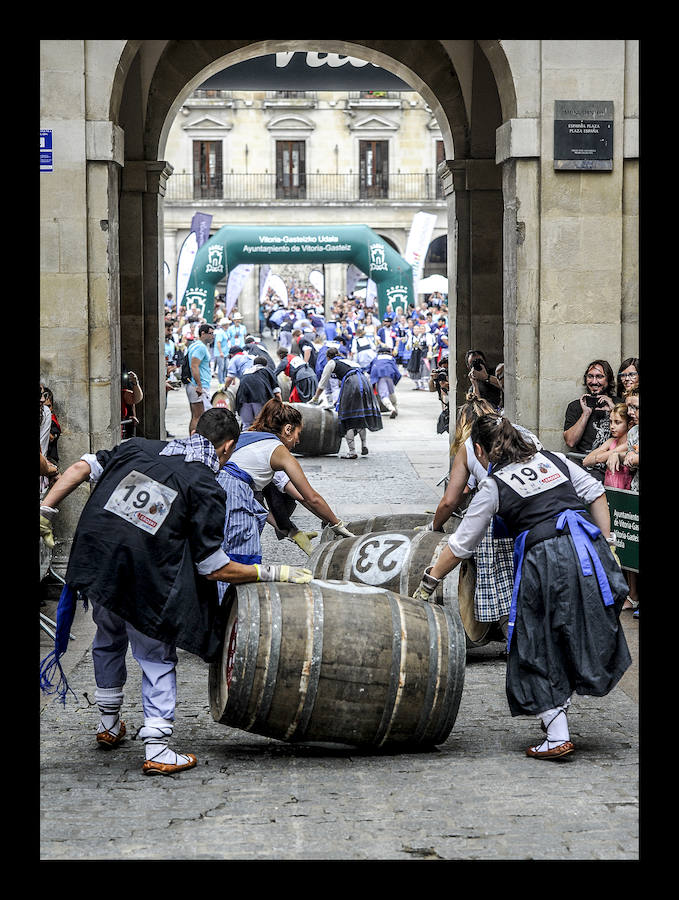 La ofrenda floral, las dianas, la carrera de barricas, las vaquillas... Un sinfín de actividades han servido para divertir a los vitorianos durante este 25 de julio