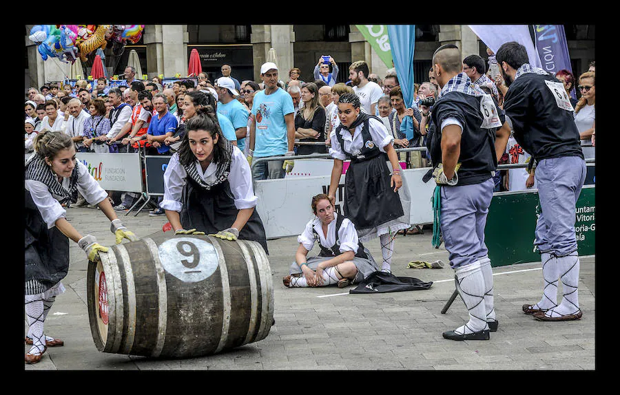 La ofrenda floral, las dianas, la carrera de barricas, las vaquillas... Un sinfín de actividades han servido para divertir a los vitorianos durante este 25 de julio